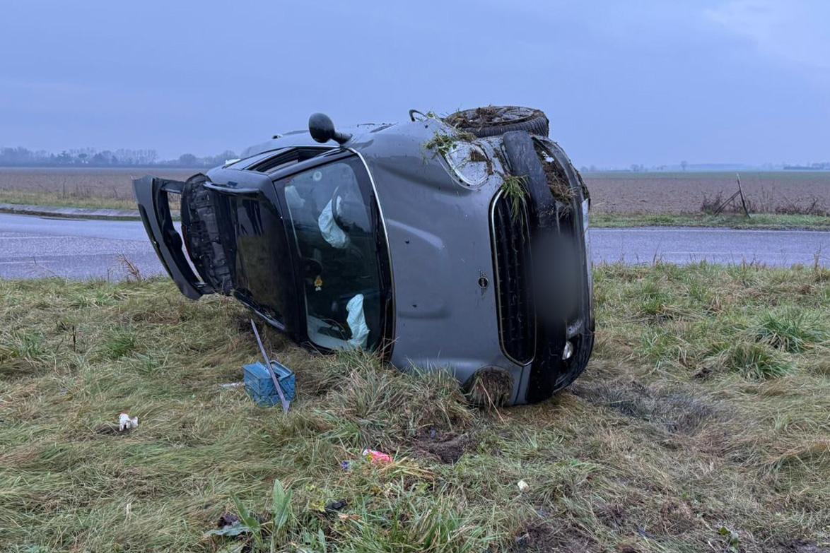Ripapersico, auto si ribalta in rotonda e finisce fuori strada