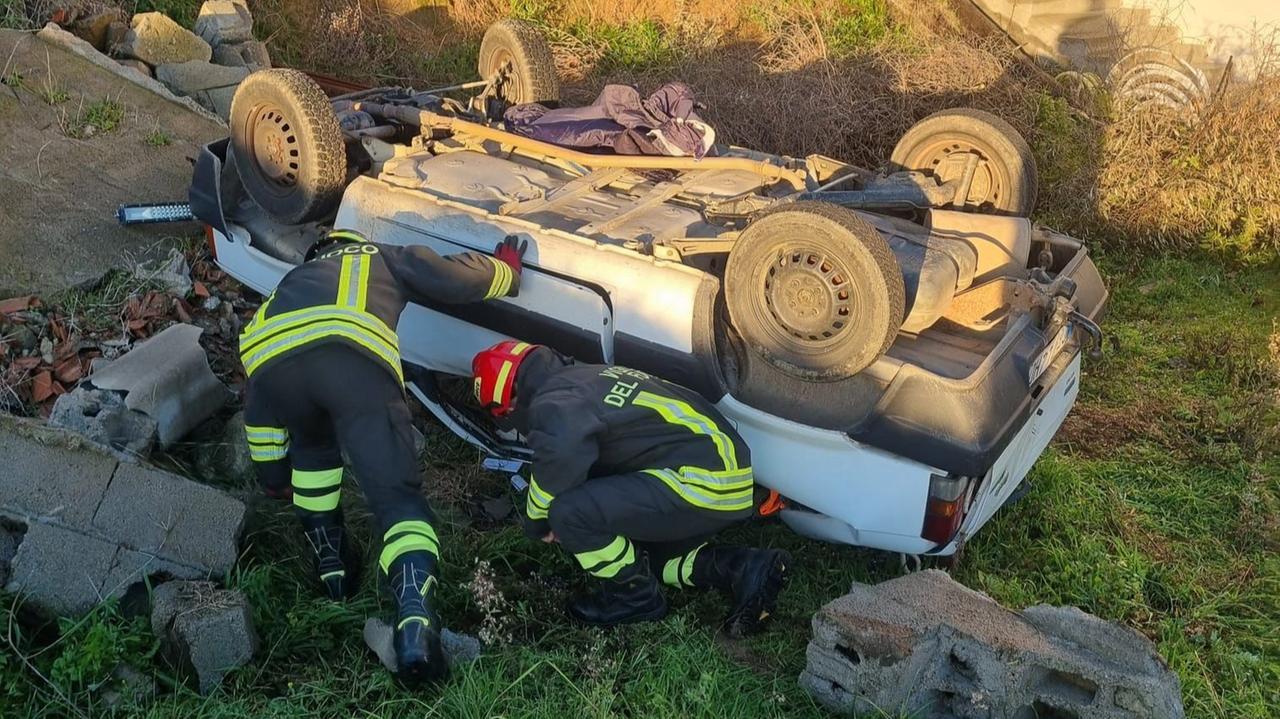 Perde il controllo dell’auto e fa un volo di otto metri: conducente estratto dall’abitacolo