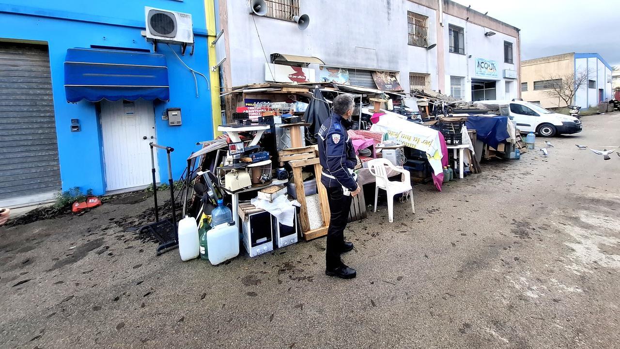Sassari, il magazzino-casa diventa una discarica: scatta il sequestro della polizia locale