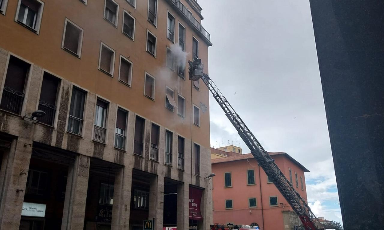Livorno, incendio in un appartamento di via Grande: scatta la maxi-emergenza