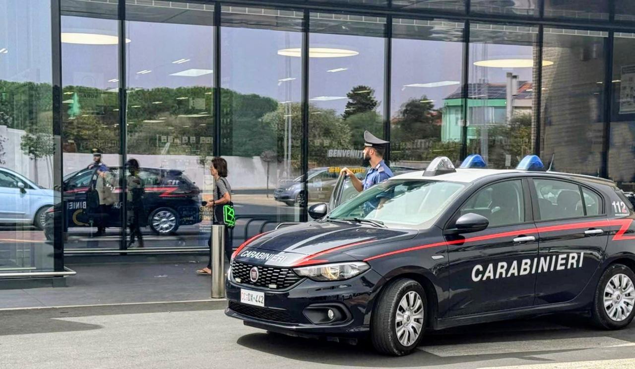 Ladro con la passione del bricolage: evade dai domiciliari per rubare gli attrezzi al centro commerciale