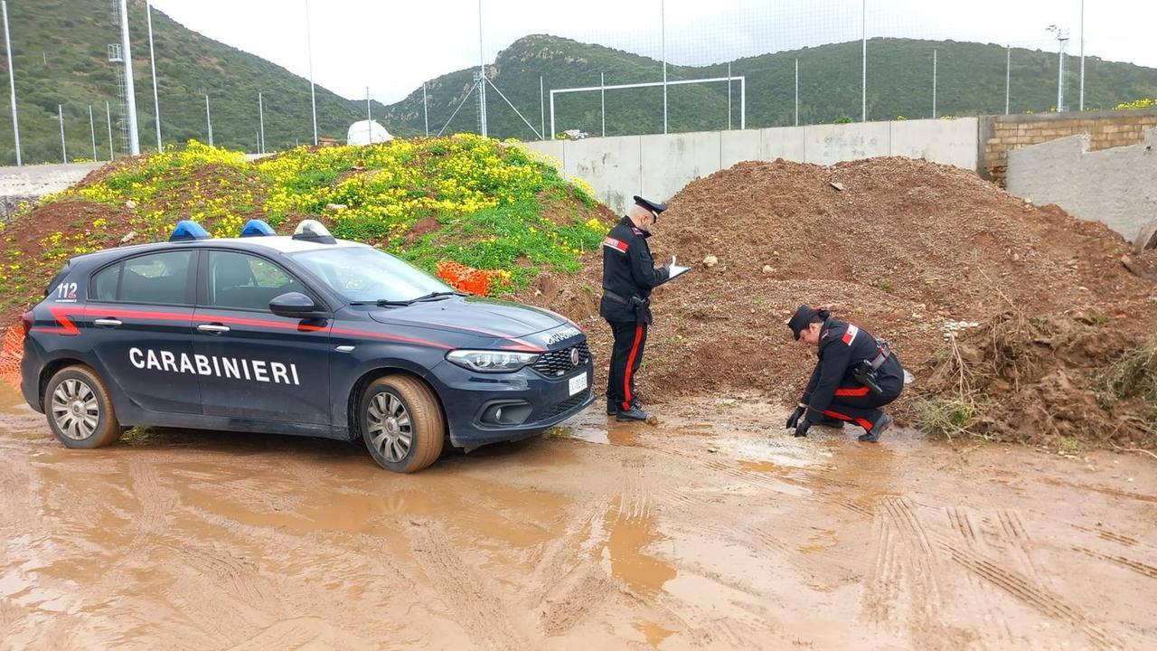 Discarica abusiva vicino al campo sportivo, incivile gettava i rifiuti da mesi: denunciato