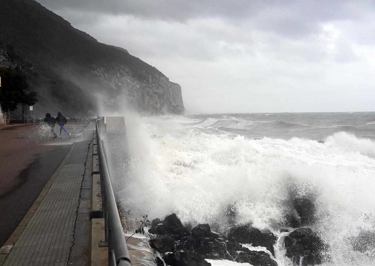 Maltempo, in arrivo pioggia e mareggiate con onde fino a 5 metri