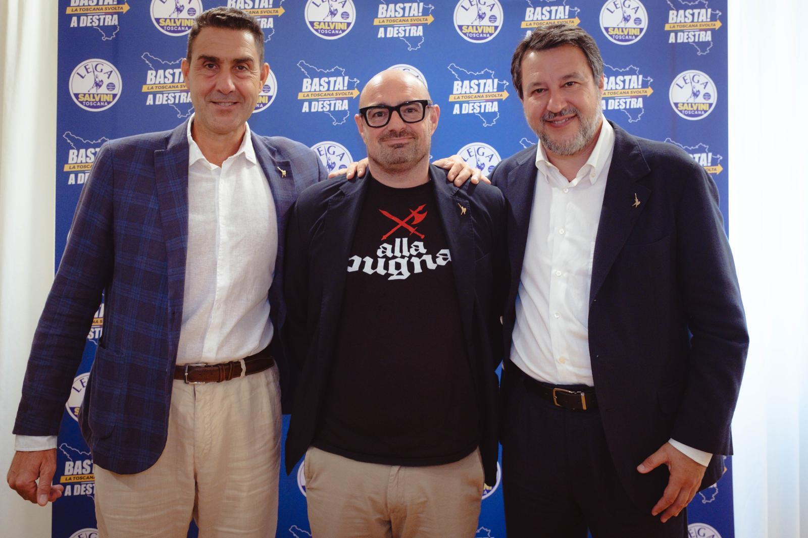 Il segretario provinciale della Lega di Livorno, Carlo Ghiozzi, con Matteo Salvini e Roberto Vannacci