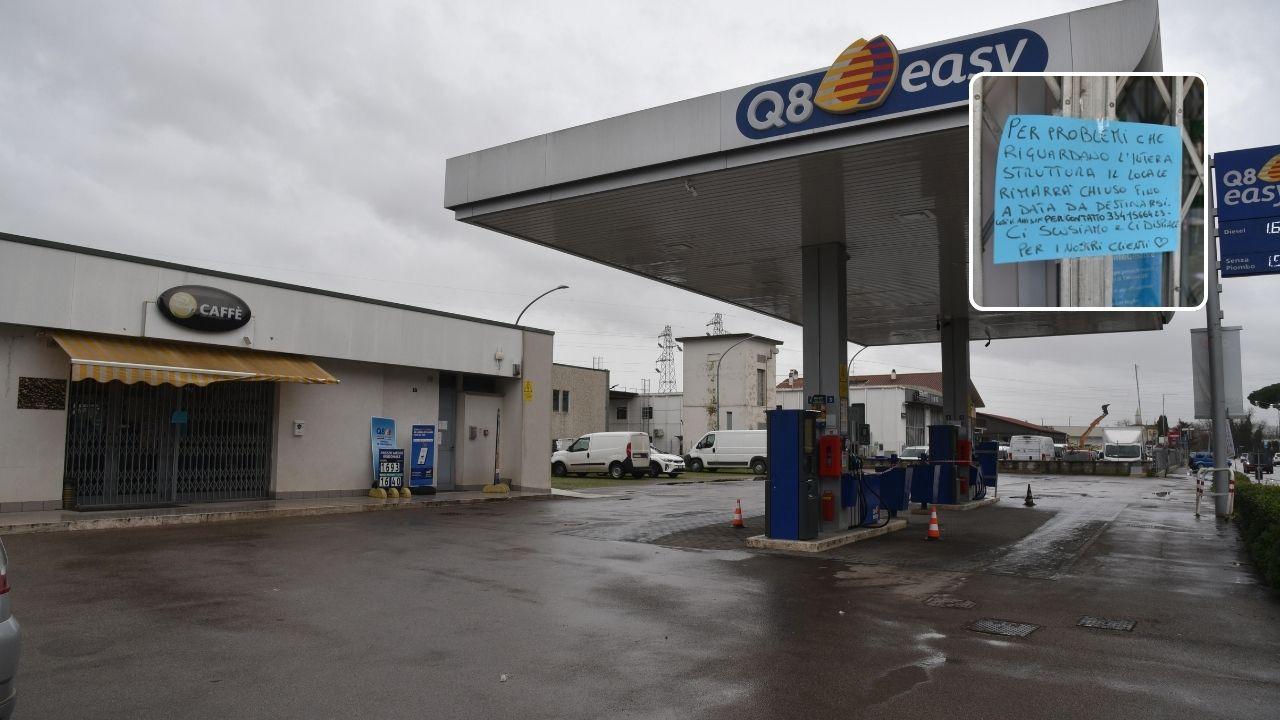 Il distributore con i sigilli e il biglietto dei titolari del bar (foto Bf)