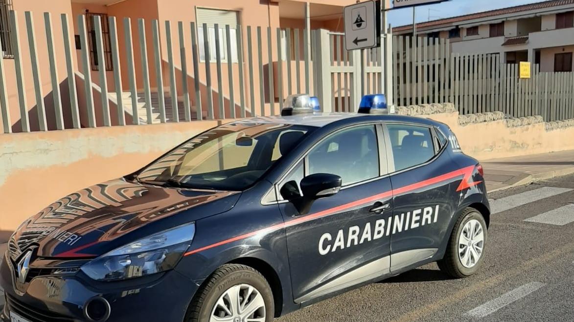 Senza patente, su un’auto rubata e carica di refurtiva: scappa ma viene bloccato dai carabinieri