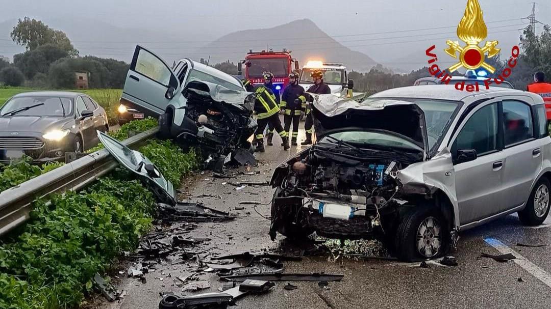 Scontro frontale tra due auto, gravissime due donne: portate in ospedale in codice rosso