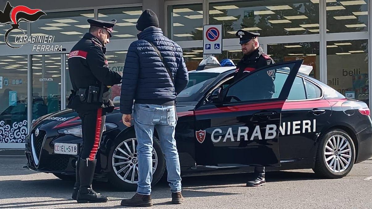 Cento, evade dai domiciliari e viene trovato con la droga in tasca: arrestato un 23enne