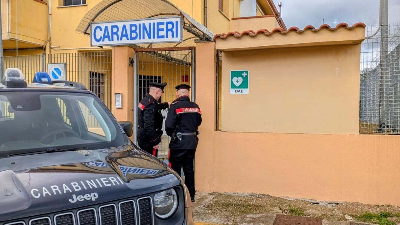 Si denuda e compie atti osceni davanti alla scuola, arrestato