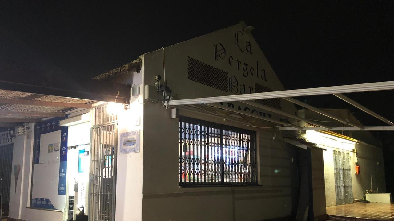 Il rapinatore con la maschera della Casa di Carta colpisce ancora, ma il commerciante reagisce: ecco cosa sappiamo