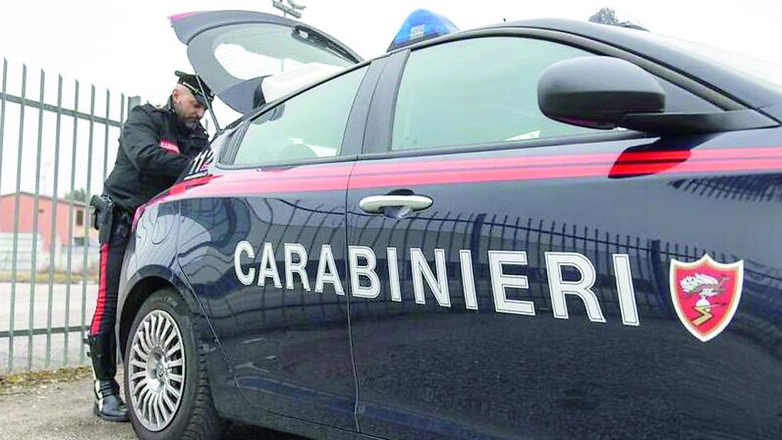 Entra in casa e trova un ladro, che gli tira un pugno in faccia per scappare