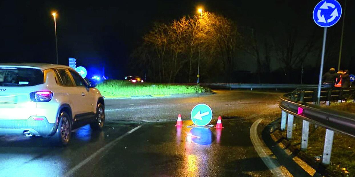 La buca taglia gomme in azione: diverse auto finiscono ko