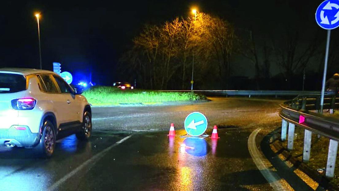 Maltempo, la buca sulla Pedemontana fa strage di gomme: diverse auto finiscono ko