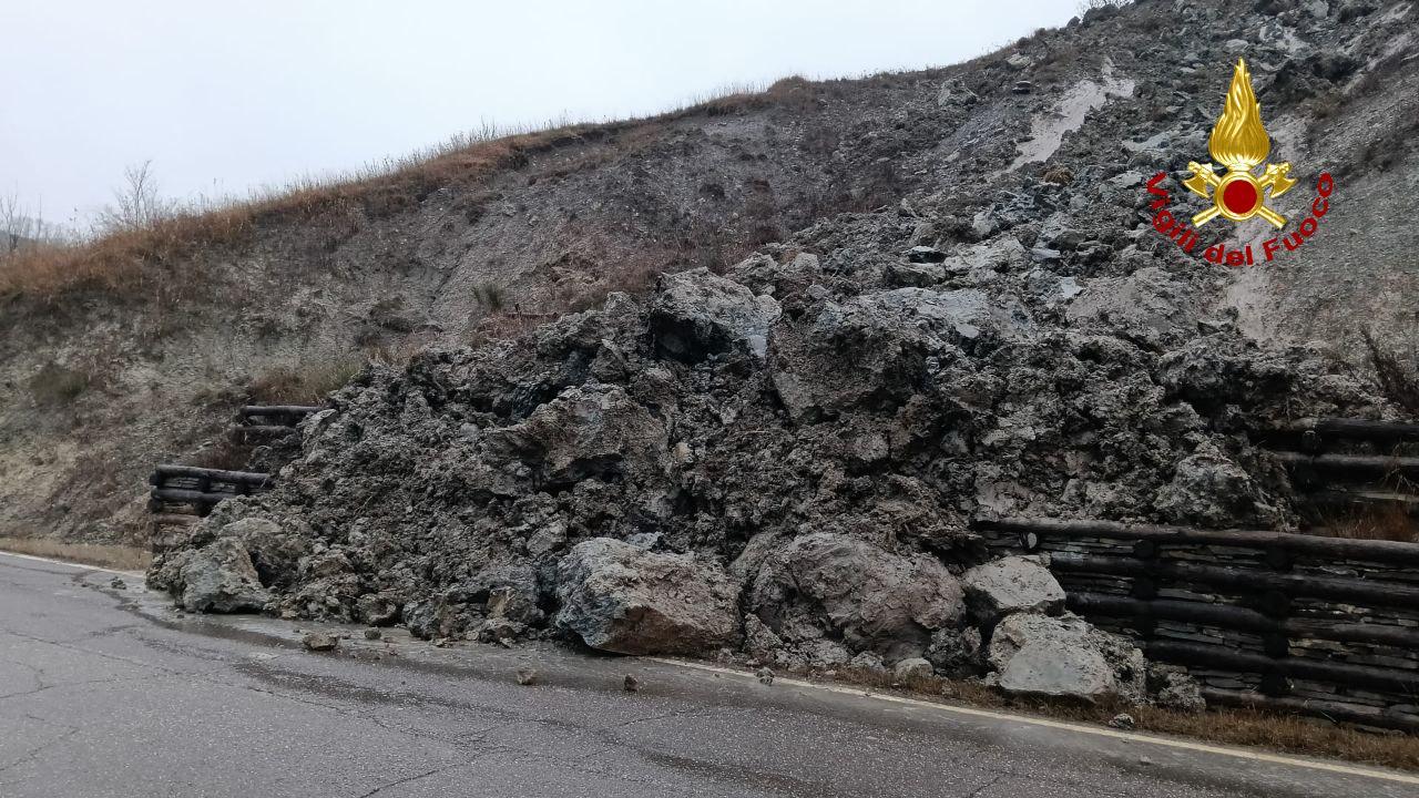 Baiso, frana sulla provinciale 27. Il sindaco: «Qui è già accaduto, ma è più ingente del solito»