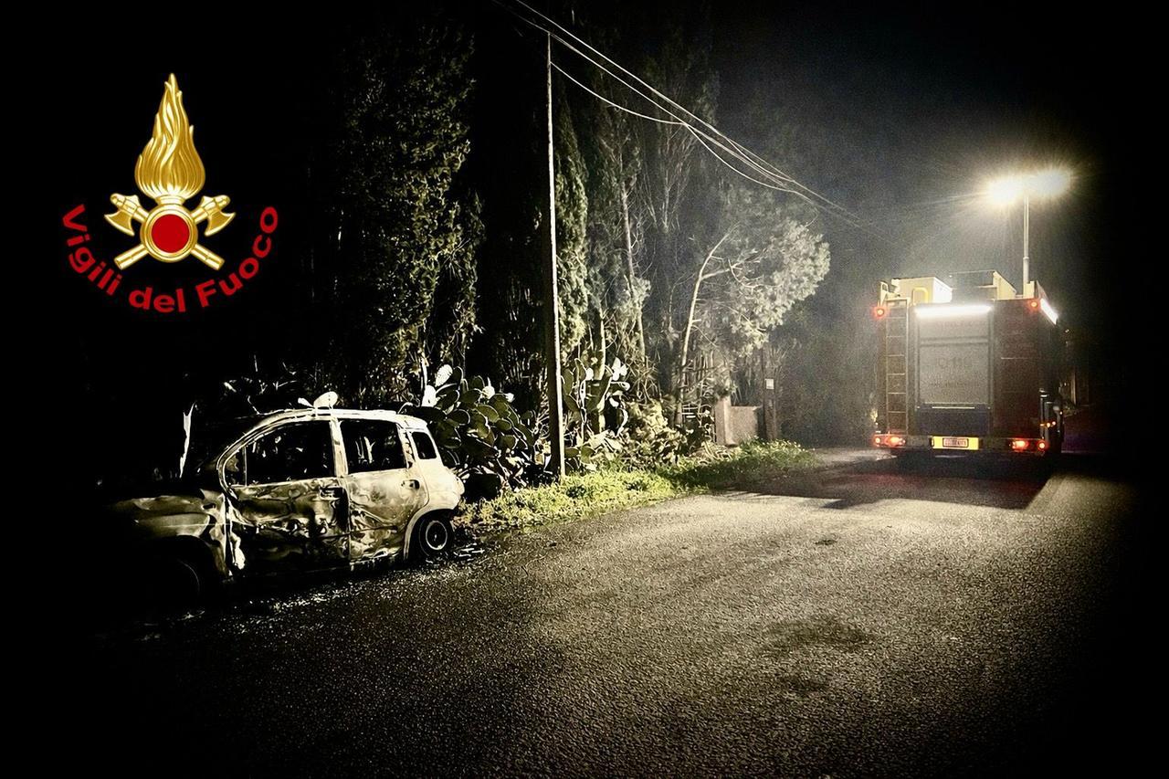 Un boato poi le fiamme, paura all’alba per un’auto distrutta da un incendio