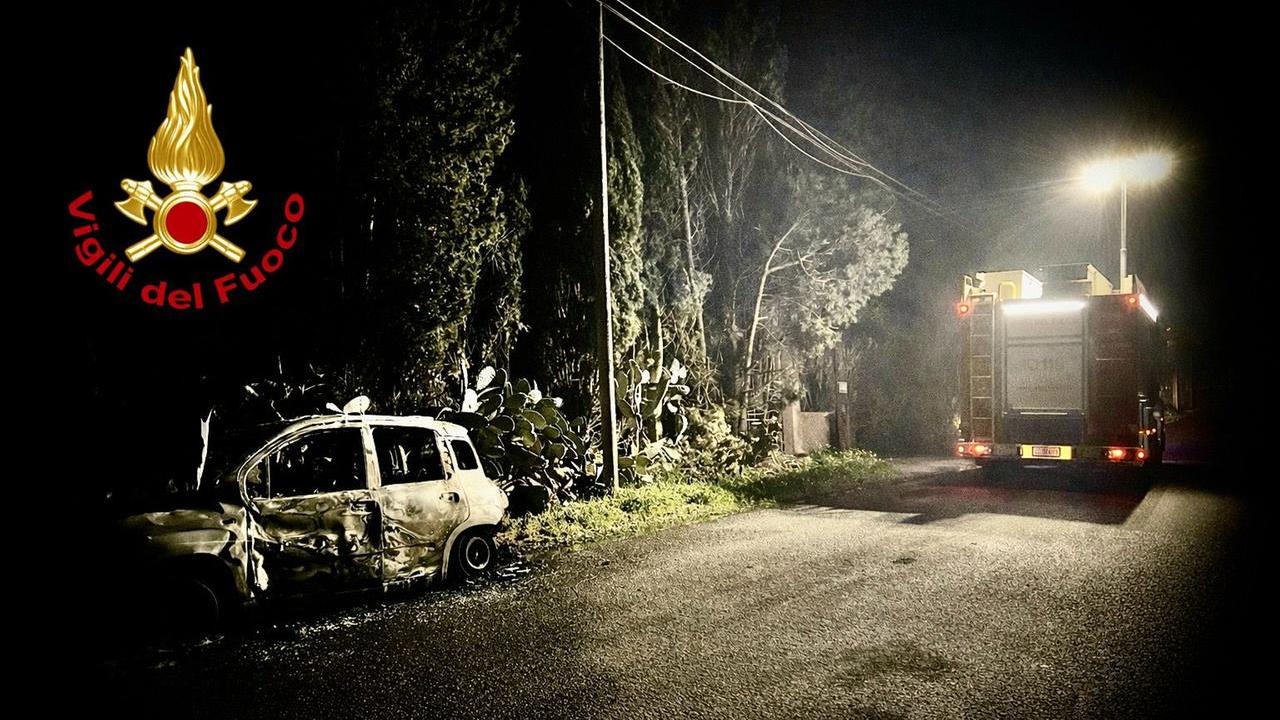 Un boato poi le fiamme, paura all’alba per un’auto distrutta da un incendio