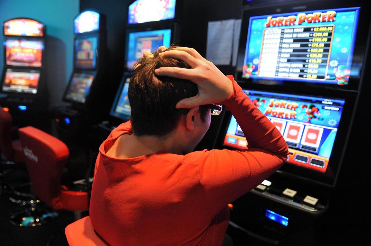 Minorenni in una sala scommesse di Ferrara, maxi multa e locale chiuso