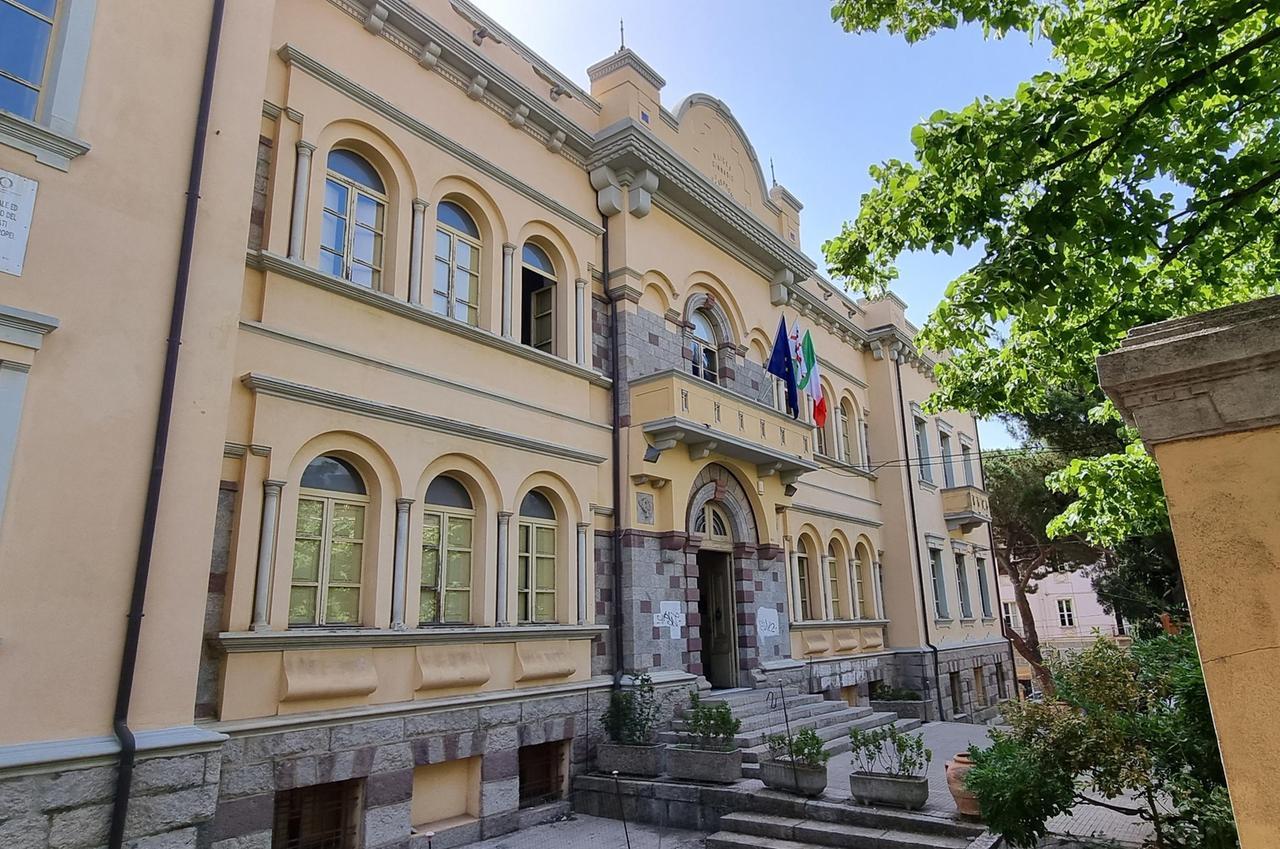 La Sardegna si oppone agli accorpamenti, il governo la punisce: niente fondi Pnrr per la Scuola