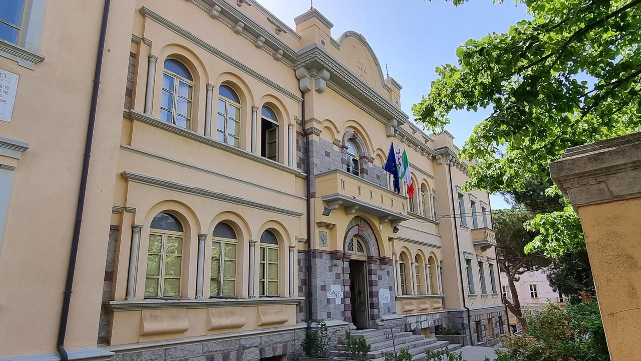 La Sardegna si oppone agli accorpamenti, il governo la punisce: niente fondi Pnrr per la Scuola