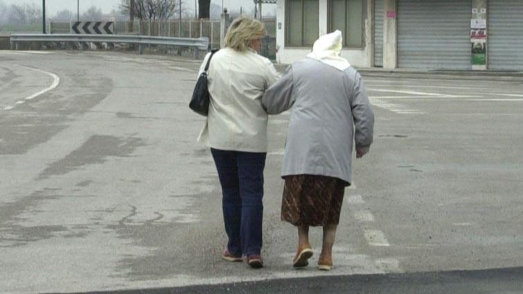 Colf, badanti e baby sitter: contributi più alti con l’inflazione, cosa cambia per le famiglie nel 2026