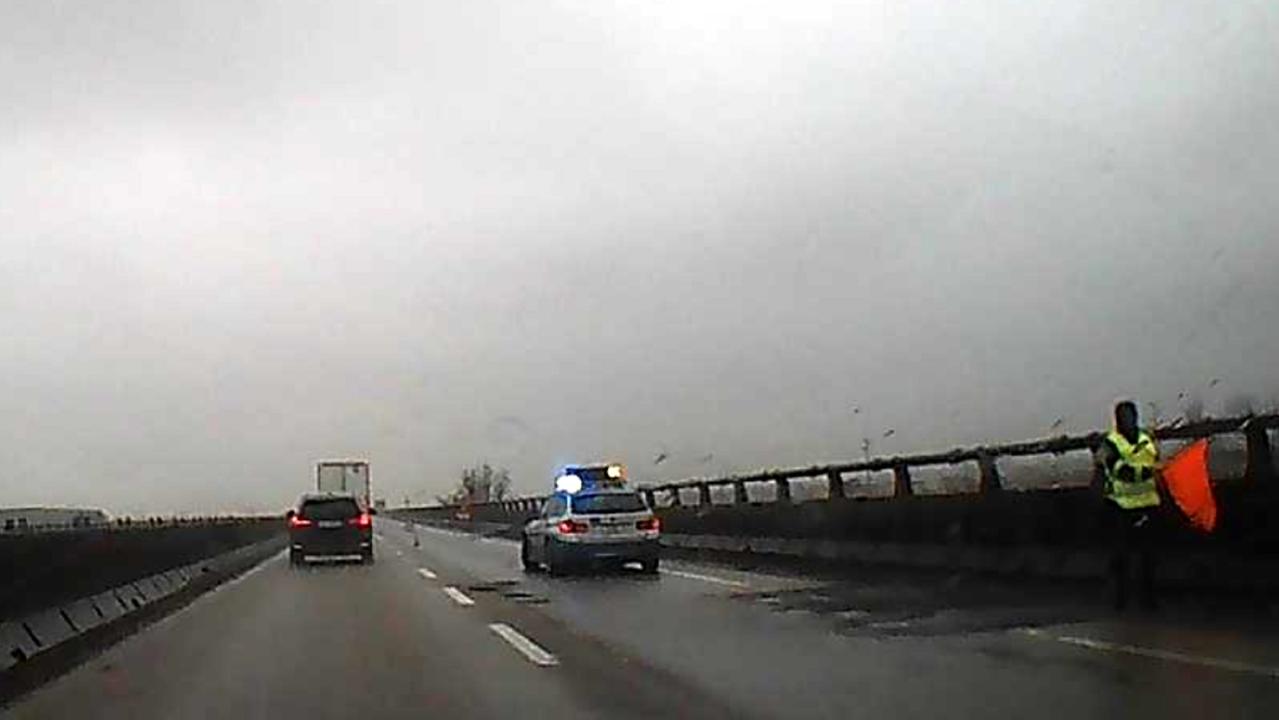 La polizia stradale delimita la corsia di marcia fra le due uscite dell'Interporto toscano