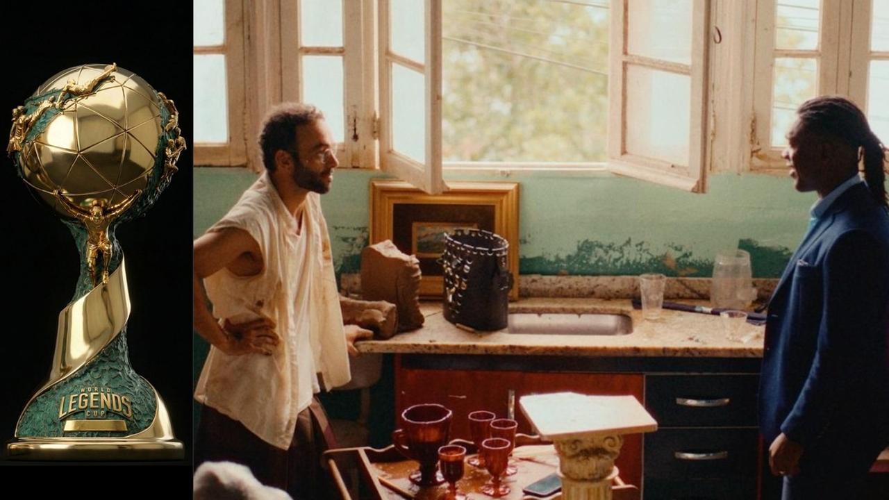 La coppa del torneo e Moreno De Turco insieme a Clarence Seedorf