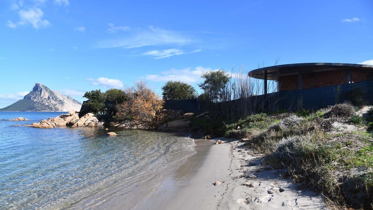 Villa di Porto Taverna, dopo le minacce lo scontro in aula. Il sindaco: «Lavori regolari»