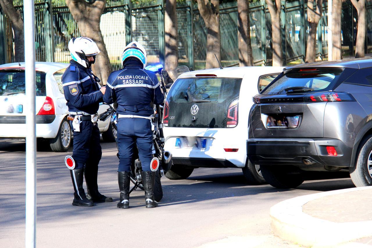 Sassari, in fuga per il centro storico con le dosi di cocaina in tasca: in manette per detenzione e spaccio