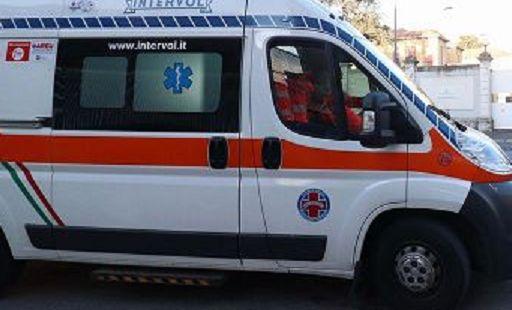 Scontro fra auto sulla statale 131, una si ribalta: un ferito in codice rosso