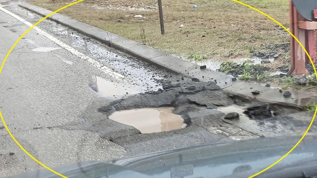 Una delle buche all'ingresso della Fi-Pi-Li (Foto: I Dannati della Fi-Pi-Li)