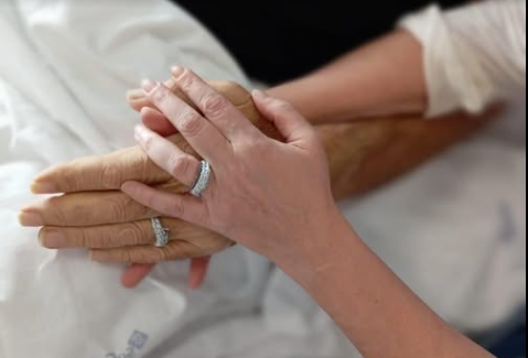 Riccardo sposa la sua Roberta in ospedale prima di morire: non c’è tempo per le fedi, le fa all’uncinetto la mamma