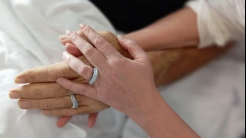 Riccardo sposa la sua Roberta in ospedale prima di morire: non c’è tempo per le fedi, le fa all’uncinetto la mamma