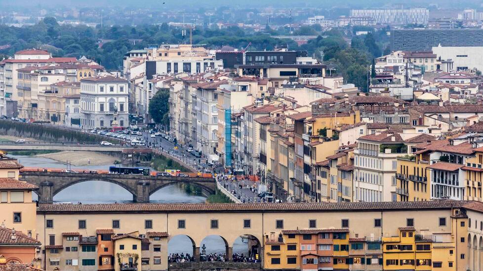 il "cubo nero" visto da Ponte vecchio