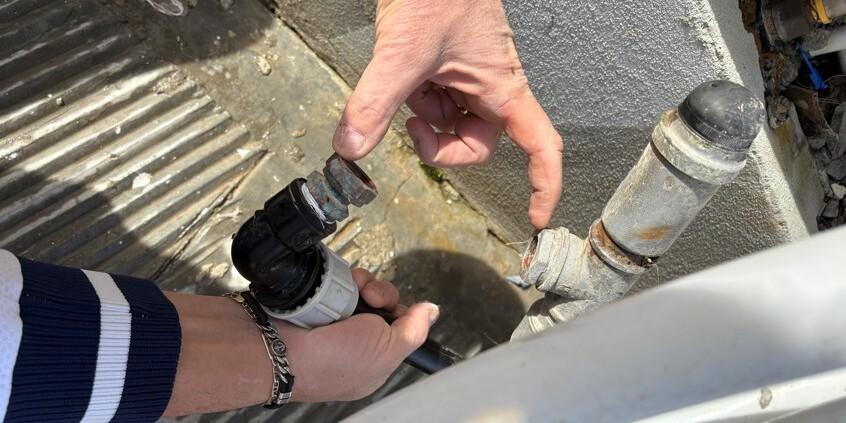 Abbanoa stacca e porta via il contatore del condominio: 44 appartamenti restano senz’acqua