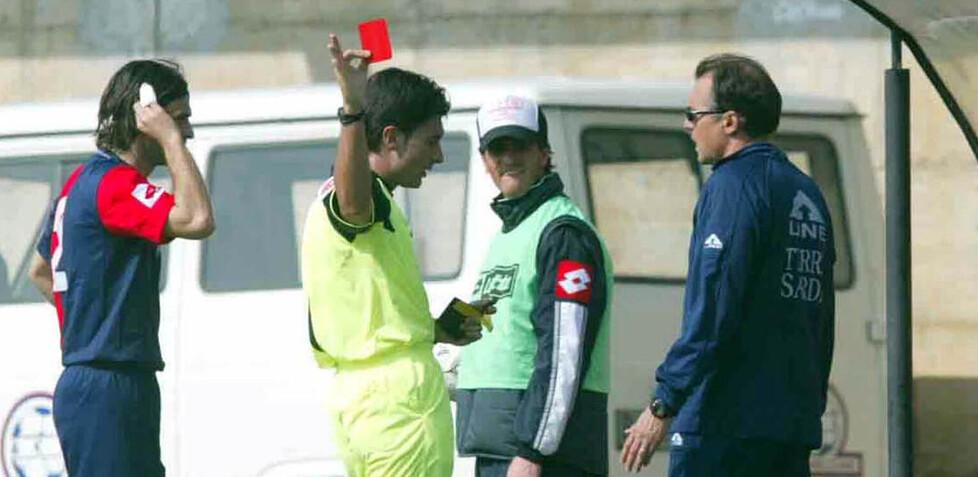 Rifiuta di usare il Var fai da te: aggredito un arbitro minorenne