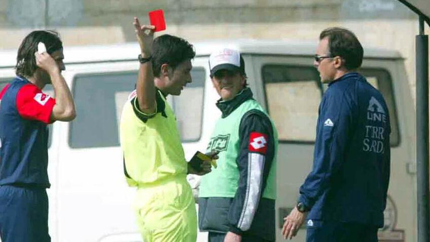 Rifiuta di usare il Var fai da te: aggredito un arbitro minorenne