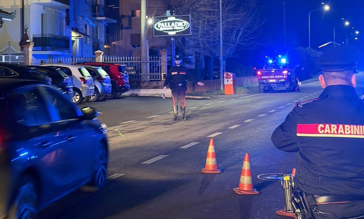 Corporeno di Cento, attraversa la strada e viene colpita dallo specchietto di un’auto: è grave