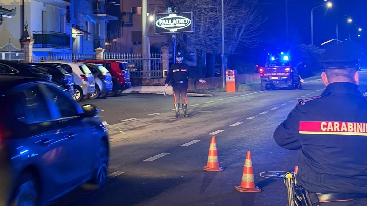 Corporeno di Cento, attraversa la strada e viene colpita dallo specchietto di un’auto: è grave