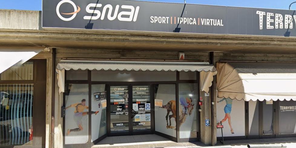 Rapina con pistola alla Snai, colpo da 21mila euro: «La cassiera era complice dei banditi»