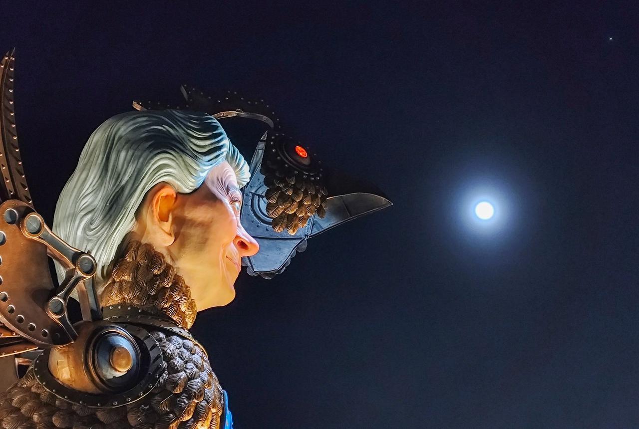 Carnevale di Viareggio, la magia della notturna: via alla seconda sfilata dei carri