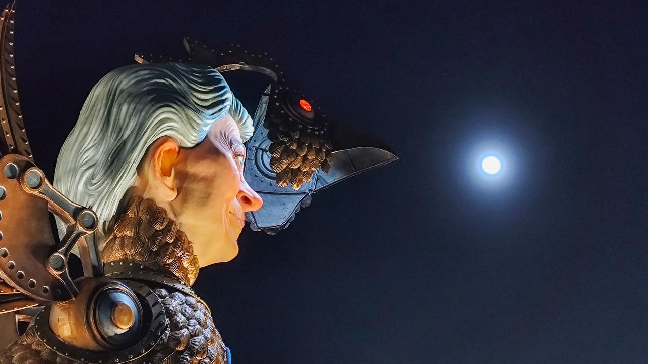 Carnevale di Viareggio, la magia della notturna: via alla seconda sfilata dei carri