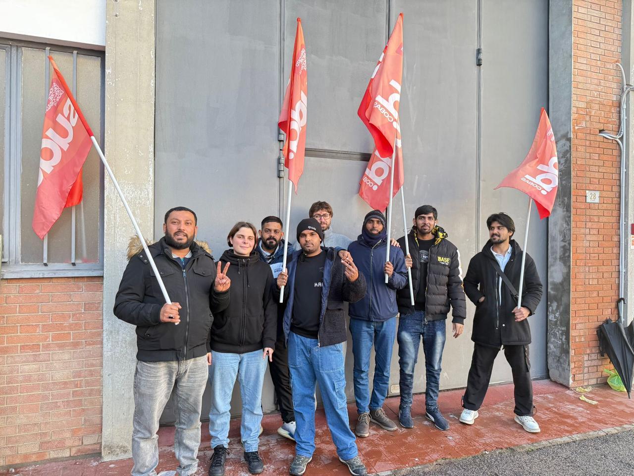 
	Gli operai dell'Alba di nuovo davanti alla stireria di via Pomeria

