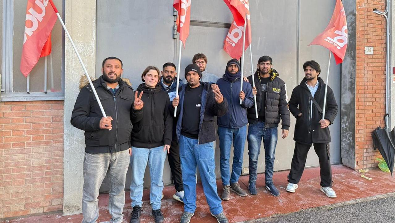 Gli operai dell'Alba di nuovo davanti alla stireria di via Pomeria