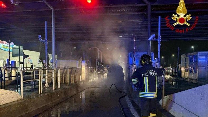 Altopascio, vettura in fiamme danneggia il casello autostradale