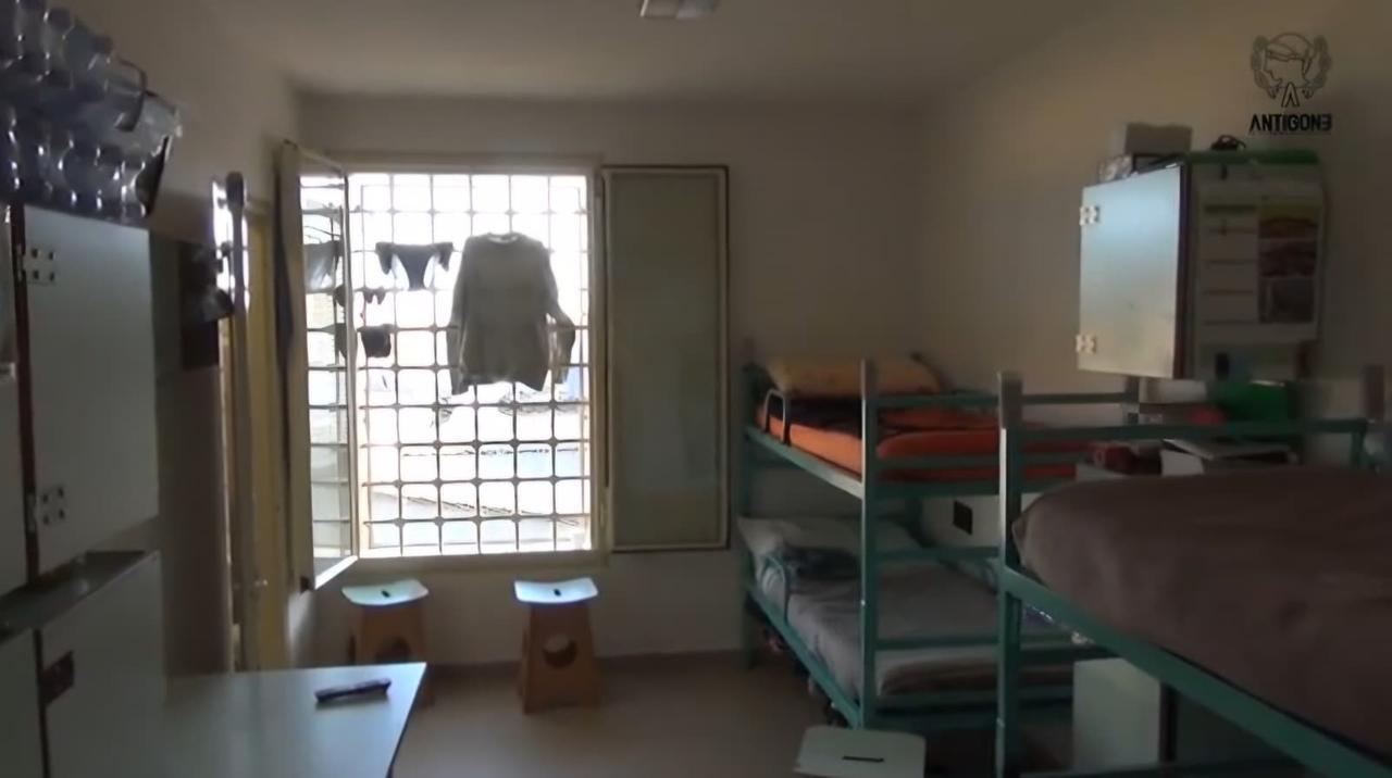 In cella con gli iPhone facevano pagare le telefonate agli altri detenuti: la scoperta in carcere