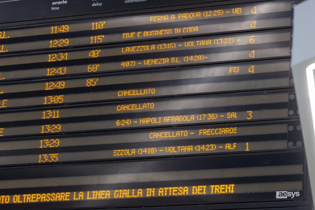 Ferrara, treni in ritardo e cancellazioni: disagi per i pendolari