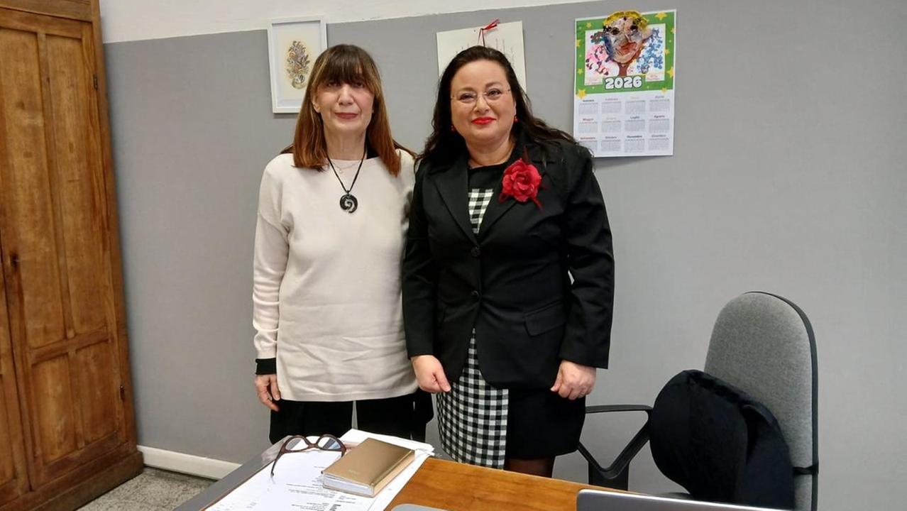 La docente Maria Paglia insieme alla dirigente scolastica Giuliana Pirone