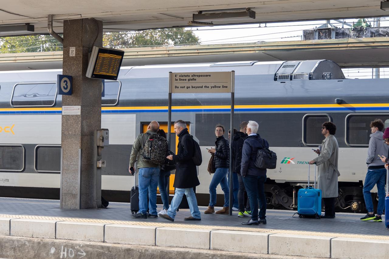 Cavi tranciati e bomba sui binari, ecco i motivi dei treni cancellati e in ritardo a Ferrara sulla linea Bologna-Venezia
