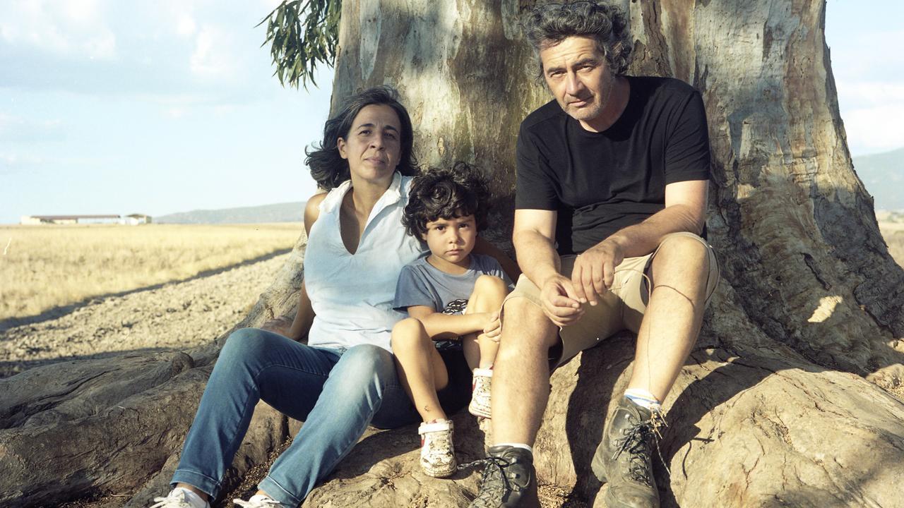 
	Silvia Loddo, il compagno e fotografo Cesare Fabbri e il loro figlio Antonio (foto Simone Mizzotti)

