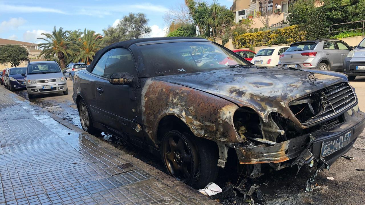 Momenti di paura ad Alghero, incendio distrugge un’auto e danneggia quella accanto